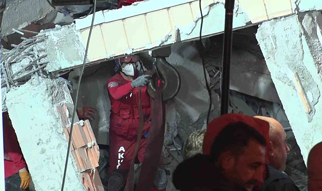 Kocaeli'nde arama kurtarma çalışmalarında 16 saat geride kaldı