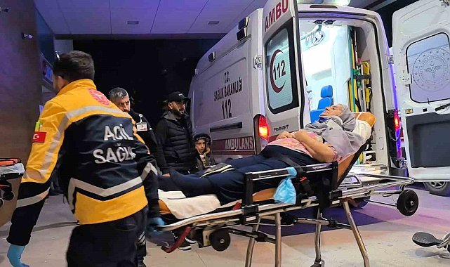 Kontrolden çıkan otomobil duvara çarptı: 3 kişi yaralandı