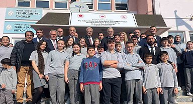 Köy okulu çocuklarının bilgisayar sevinci