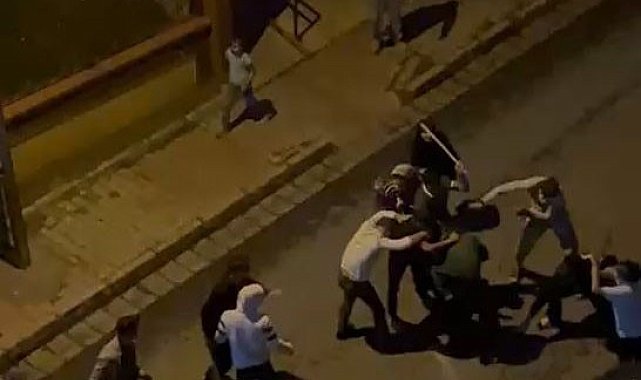 Küçükçekmece'de iki grup arasındaki sopalı kavga cep telefonu kamerasında