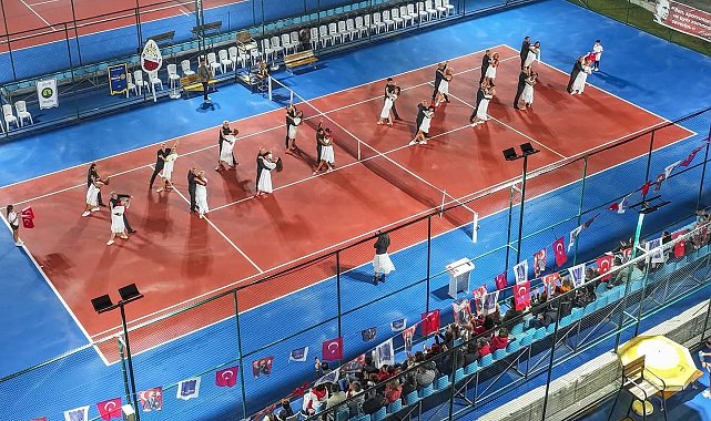 Kuşadası'nda Cumhuriyet coşkusu kortlara taşındı