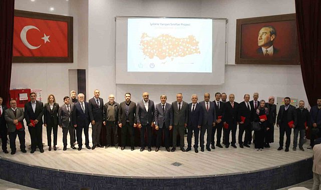 Kütahya'da "İyilikte Yarışan Sınıflar" projesi bilgilendirme ve ödül programı