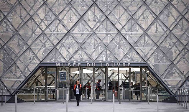 Louvre Müzesi soygundan 3 gün sonra yeniden ziyarete açıldı