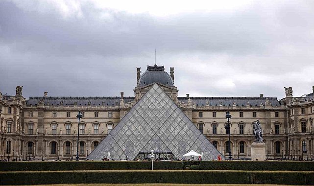 Louvre Müzesi'ndeki değerli mücevherlerin Fransa Merkez Bankası'na taşındığı iddiası