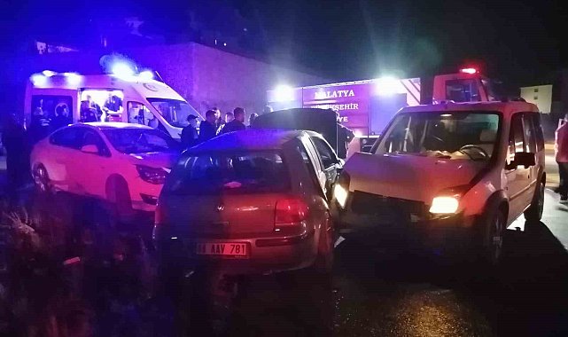 Malatya'da üç aracın karıştığı kazada 2 kişi yaralandı