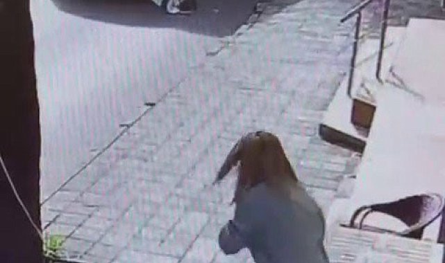 Maltepe'de yolun karşısına geçen kadına minibüs çarptı: Kaza anı kamerada