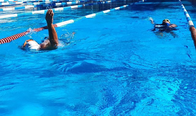 Manş'ı yüzen ilk Türk kadın, kocasını da 60 yaşında yüzücü yaptı