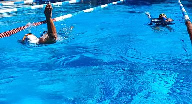 Manş'ı yüzen ilk Türk kadın, kocasını da 60 yaşında yüzücü yaptı