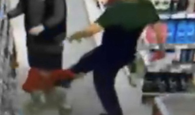 Markette küçük çocuğu tekmeleyen adam kameraya yansıdı