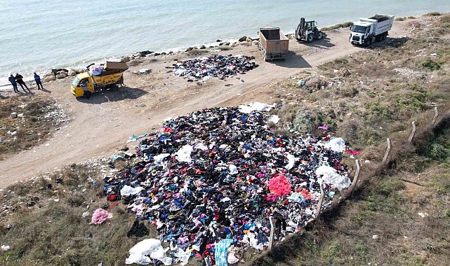 Mersin sahilinde tepki çeken görüntü: Tonlarca tekstil atığı sahile döküldü
