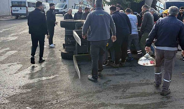 Midibüsün çarpması sonucu devrilen iş makinasının operatörü yaralandı