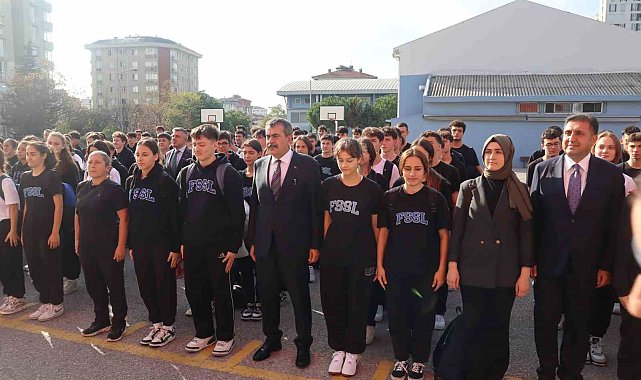 Milli Eğitim Bakanı Yusuf Tekin İstanbul'daki okulların tatili sonrası bayrak törenine katıldı