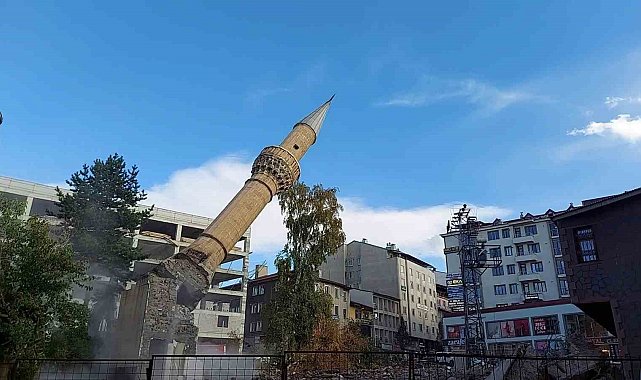 Minare saniyeler içinde yerle bir oldu