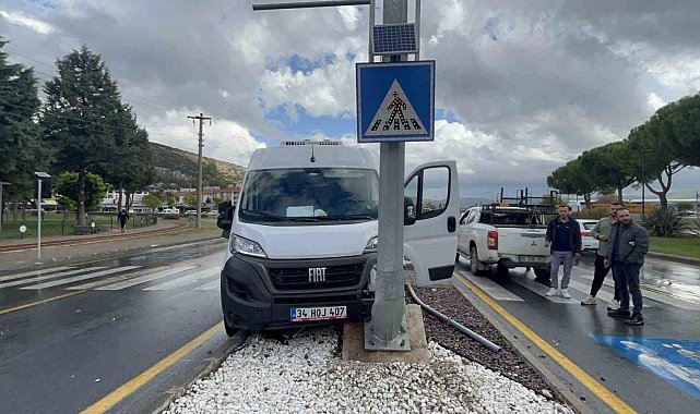 Minibüs direğe çarptı, sürücü yaralandı