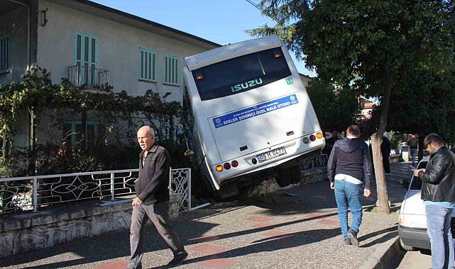 Minibüs evin bahçesine girdi