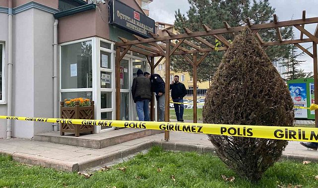 Motosikletli saldırgan muhtarlığa kurşun yağdırdı