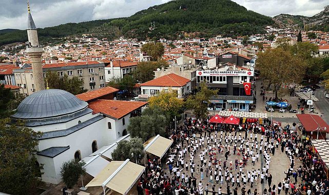 MTK Koleji'nden "Adım Adım Cumhuriyet" Zeybek gösterisi