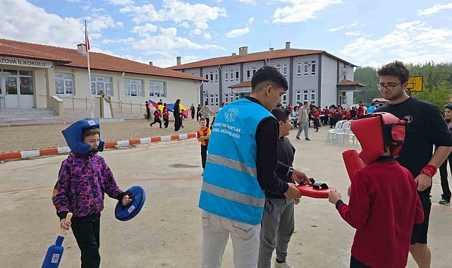 Muğla'da 'Merkezim Her Yerde' projesiyle köy okuluna neşe geldi