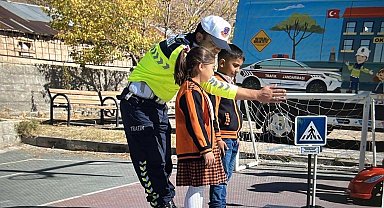 Muradiye'de öğrencilere trafik güvenliği eğitimi