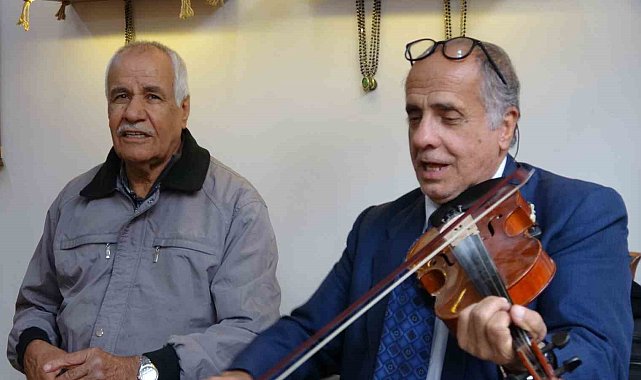 Müşterilerini müzikle karşılıyor