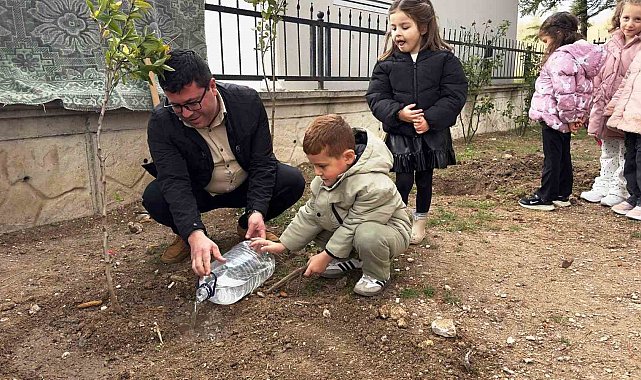 Nasıl fidan dikileceği minik öğrencilere uygulamalı olarak anlatıldı