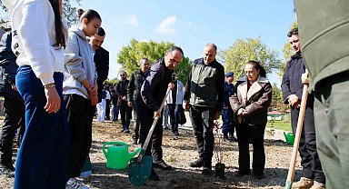 Öğrenciler, polis ekipleriyle birlikte fidan dikti
