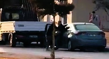 Okul müdürünü üç çocuğunun gözü önünde vurduğu anları kayda aldırdı