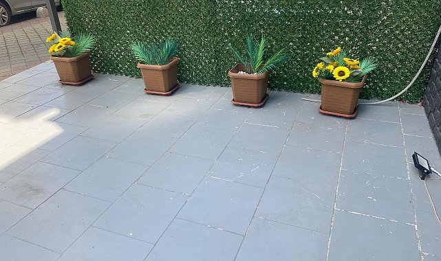 Önce iş yerini kontrol etti sonra yapay çiçekleri çaldı