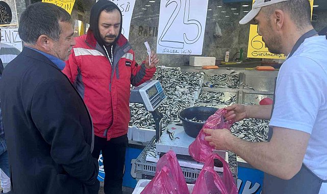 Ordu'da hamsi 25 liraya düştü, vatandaş sıraya girdi