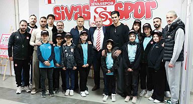 Ortaokul öğrencileri Sivasspor sevgisini resmetti, futbolcular sergiyi açtı