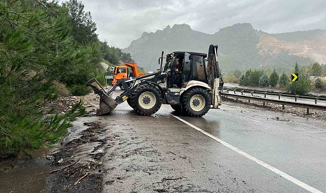 Osmaneli'de sel meydana geldi, D650 karayolu taş ve toprak ile kaplandı