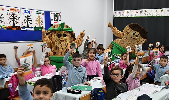 Osmaniye'de öğrencilere yer fıstığı ikram edildi