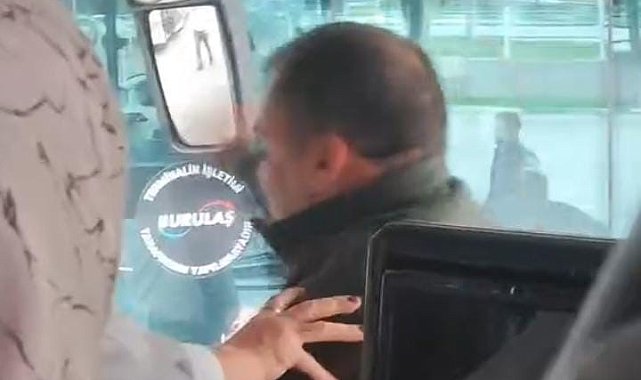 Otobüste yumruklu kavga kamerada