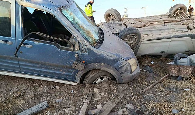 Otomobil ile hafif ticari araç çarpıştı: 1 ölü, 1 yaralı