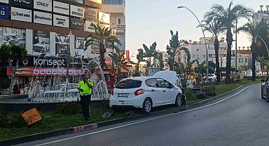 Otomobil refüje çıkıp sinyalizasyon direğini devirdi