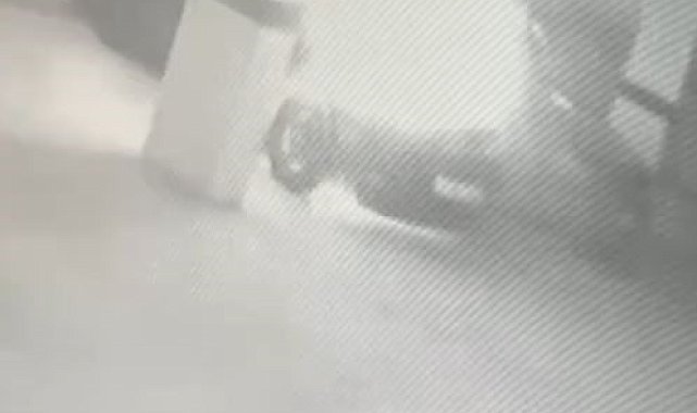 Otoparkta park halinde bulunan araç alev alev yandı