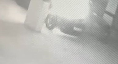 Otoparkta park halinde bulunan araç alev alev yandı