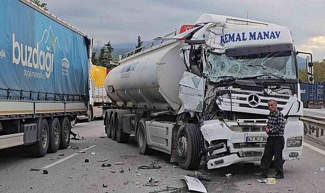 Otoyolda kaza: Hurdaya dönen tırdan burnu bile kanamadan çıktı