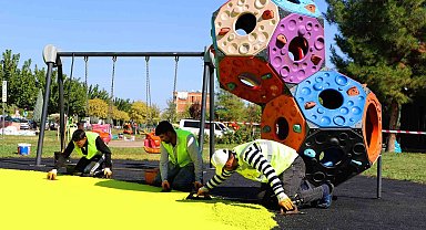 Parklardaki çocuk oyun ve spor alanları yenileniyor