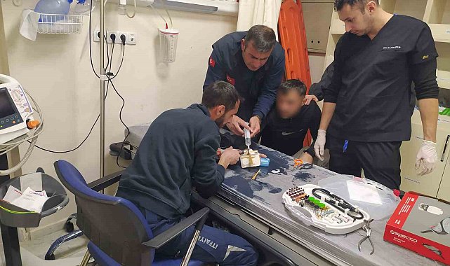 Parmağına sıkışan yüzüğü itfaiye çıkardı