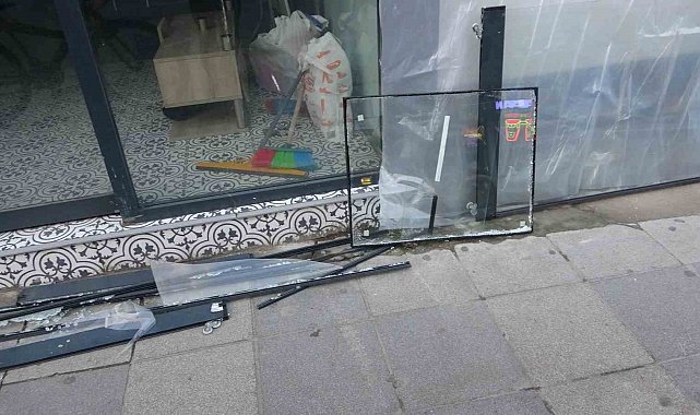 Pendik'te direksiyon hakimiyetini kaybedip dükkana daldı