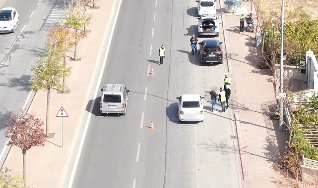 Polisi görünce sürücü değiştirdiler, drondan kaçamadılar
