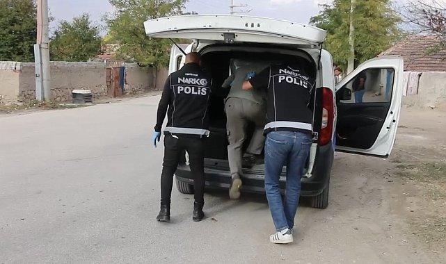 Polisten Alpu'da uygulama: uyuşturucu ve silah ele geçirildi