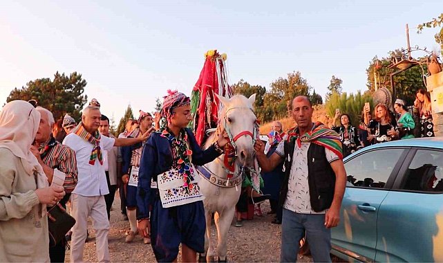Profesörle doçent, Yörük kıyafetiyle köy düğünü yaptı