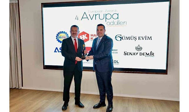 Rektör Kırışık, "Sosyalfest Yılın En Başarılı Projesi" ödülünü aldı