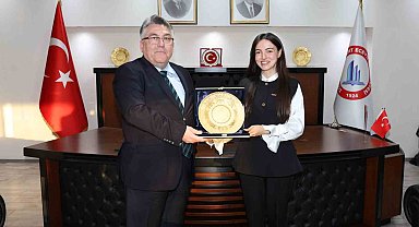 Rektör Özölçer "Yılın Doktora Tezi" ödülü sahibi Dr. Öğr. Üyesi Timur'u makamında kabul etti