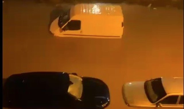 Sağanak Bergama'yı vurdu, sokaklar göle döndü