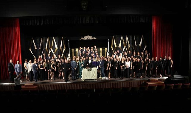 Sahne Tozu Tiyatrosu 21. yılını Haldun Dormen Sahnesi'nde kutladı