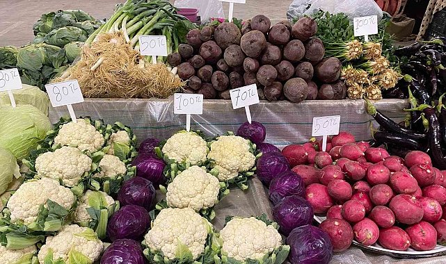 Sarıgöl Pazarı ata tohumlu sebzelerle renklendi
