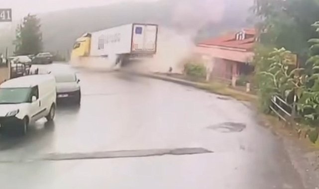 Sarıyer'de yoldan çıkarak devrilen tırın kaza anları kameraya yansıdı
